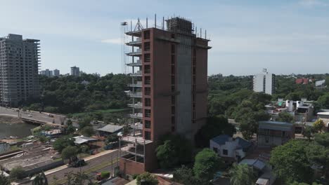 imágenes dinámicas de drones barren un sitio de construcción, revelando el bullicioso paisaje urbano, árboles exuberantes y carreteras sinuosas con detalles impresionantes