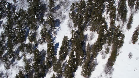 Vuelo-De-Drones-De-Invierno-Sobre-Las-Montañas-De-Mestia-En-Gerorgia