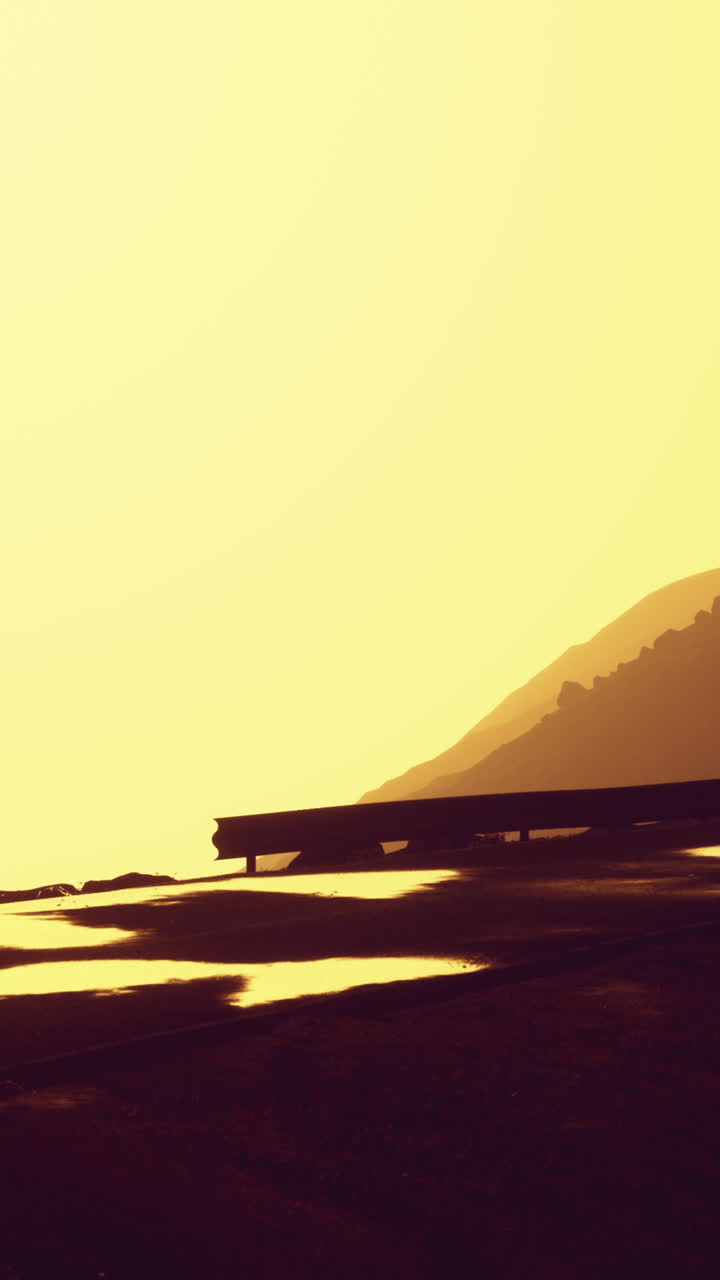 hermoso atardecer sobre una playa