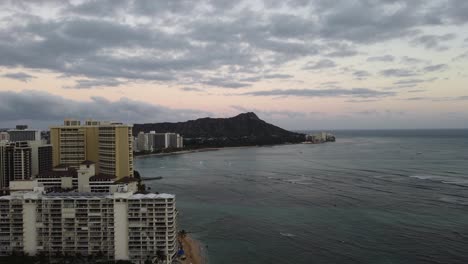 Toma-De-Dron-De-Alejamiento-Cinematográfico-De-4k-De-La-Playa-De-Waikiki-Y-Cabeza-De-Diamante-Mientras-Se-Pone-El-Sol-En-Oahu