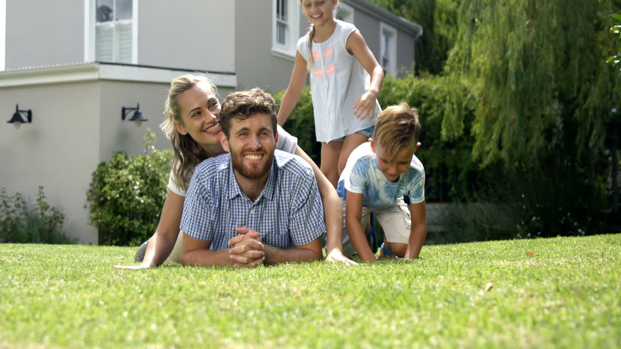 Portret van gelukkige familie liggend op de vloer