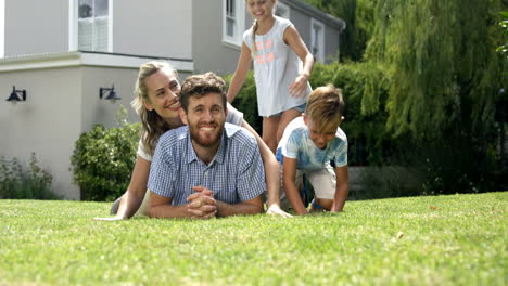 Porträt-Einer-Glücklichen-Familie,-Die-Auf-Dem-Boden-Liegt