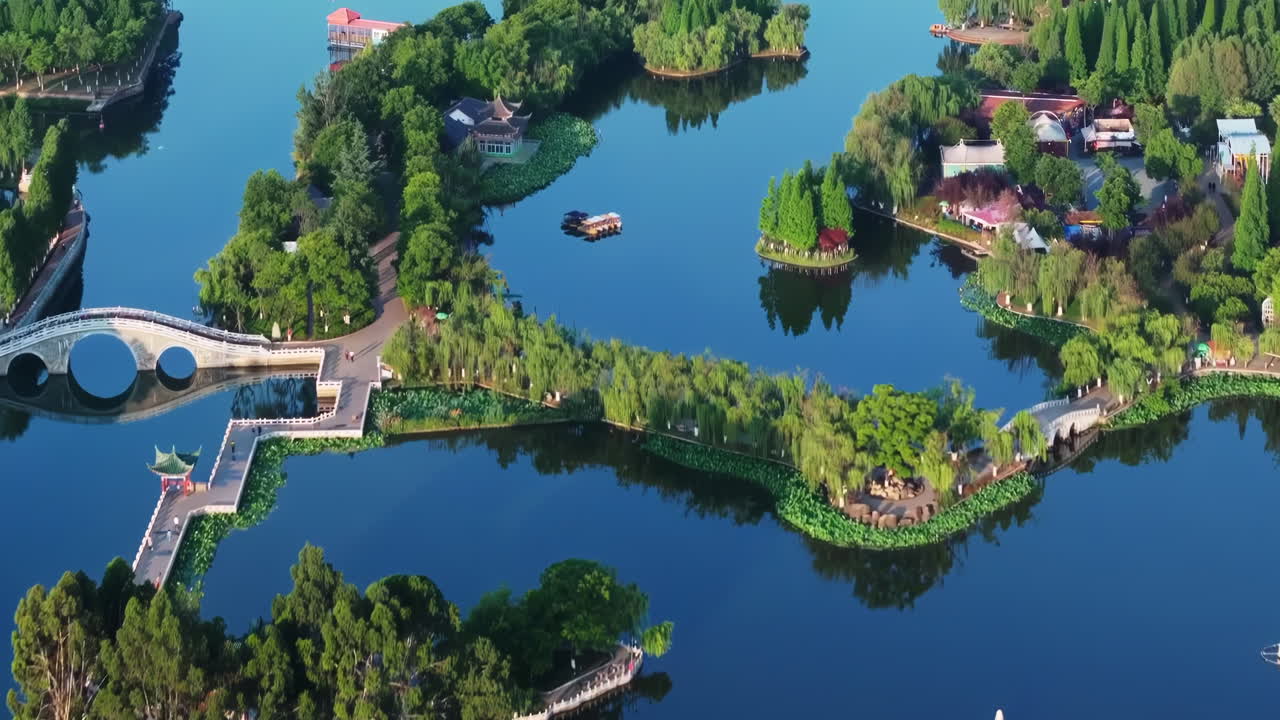 아름다운 도시 풍경, 명품 주거 아파트의 지붕 꼭대기, 해가 지는 날에 베이 레이크 해안에 있는 현대적인 마천루, 시내 외의 부동산 개발의 예로 가족 주택