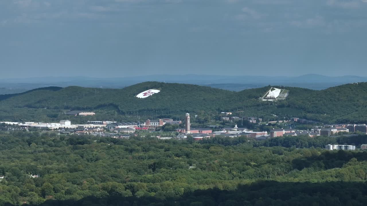 버지니아의 초록색 자연으로 둘러싸인 미국 마을의 광범위한 공중 촬영