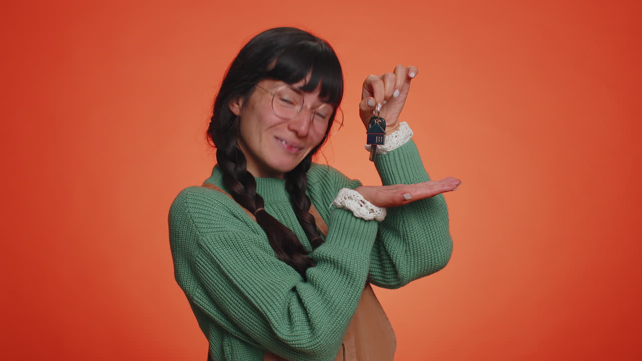 젊은 괴짜 여성 부동산 에이전트가 새로운 집 집 아파트의 열를 보여주고, 부동산을 구입하고 임대합니다.