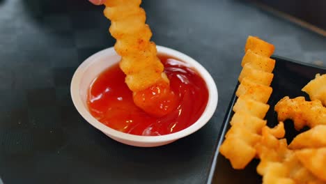 patatas fritas onduladas y crujientes con ketchup