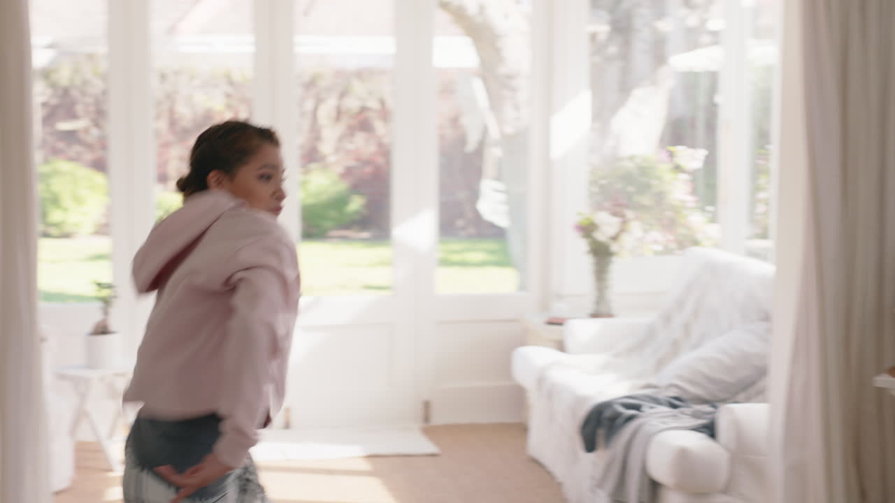 행복한 십대 소녀들이 침실에서 춤을 추고 가장 친한 친구들이 재미를 즐기고 미친 춤을 즐기고 휴가 주말을 축하하고 집에서 파자마를 입고