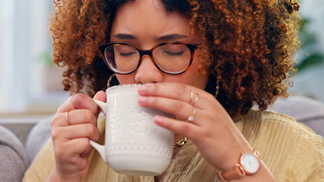 Schwarze-Frau,-Entspannen-Und-Kaffee-Auf-Einem-Sofa