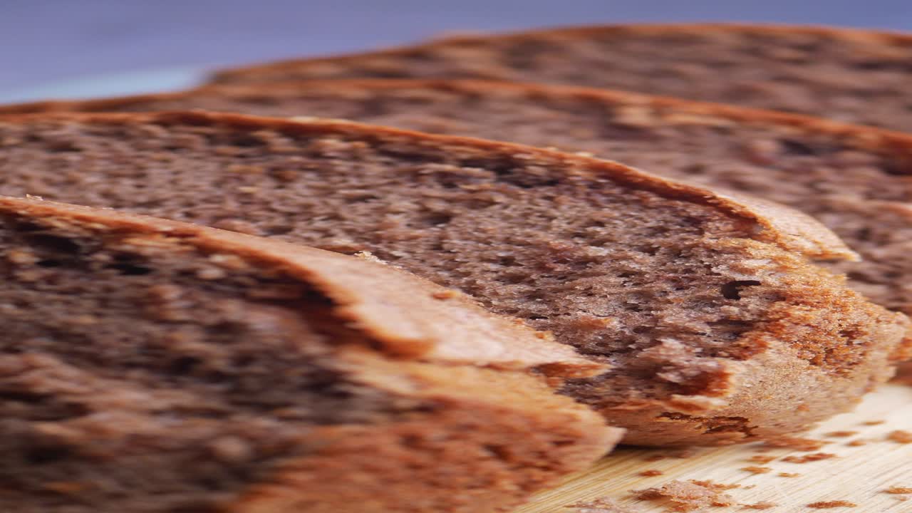 조각 된 초콜릿 케이크