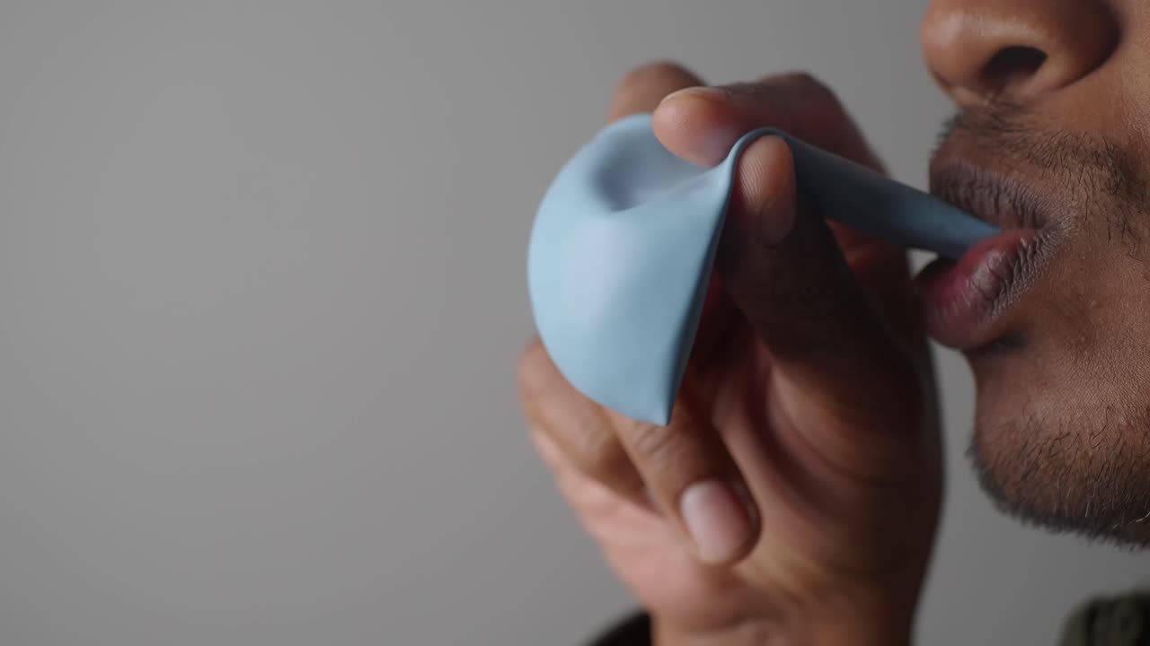 풍선을 부풀리는 사람