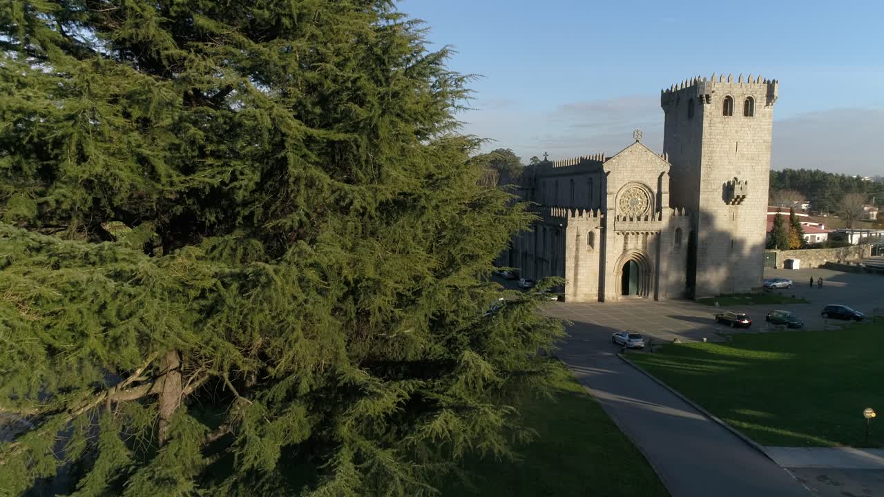 drone aéreo sobre una iglesia antigua