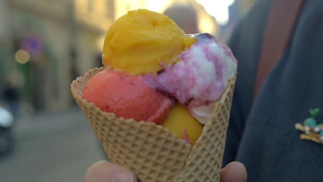 mujer comiendo helado en cono de waffle