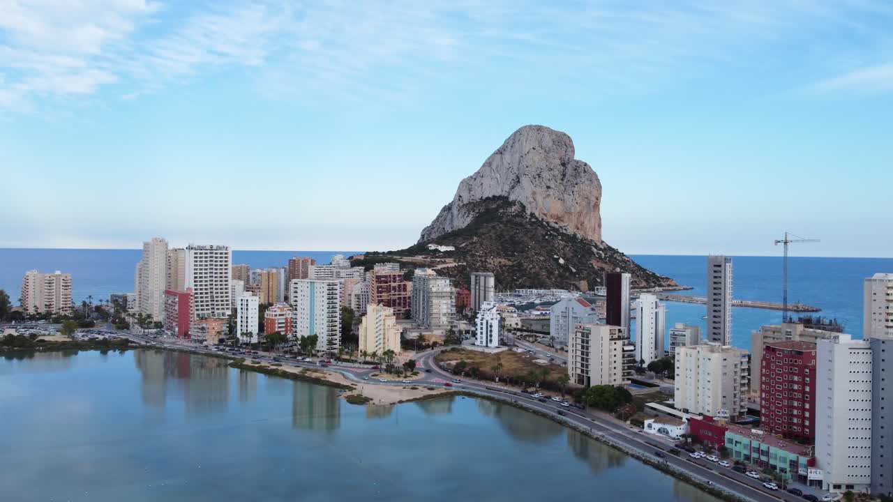 스페인 알리칸테 칼프에 있는 페냐디팍 자연공원 전경과 배경에 있는 레살린 호수 왼쪽으로 트럭 이동이 있는 항공 녹음