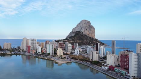 grabación aérea con movimiento de camión a la izquierda del lago les salines en primer plano y al fondo el parque natural penyal d&#39;ifac en calp, alicante, españa