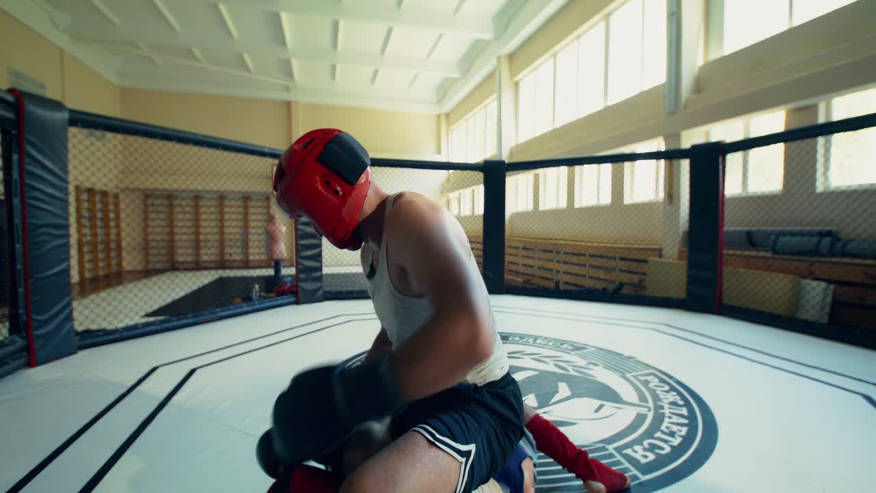 MMA-kæmpere træner i bur