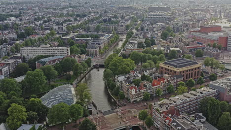 amsterdam, países bajos, antena v30, vista de pájaro, toma panorámica que captura el paisaje urbano del centro de la ciudad a través de los barrios de jodenbuurt, nieuwmarkt en lastage y plantage y el canal nieuwe herengracht - agosto de 2021