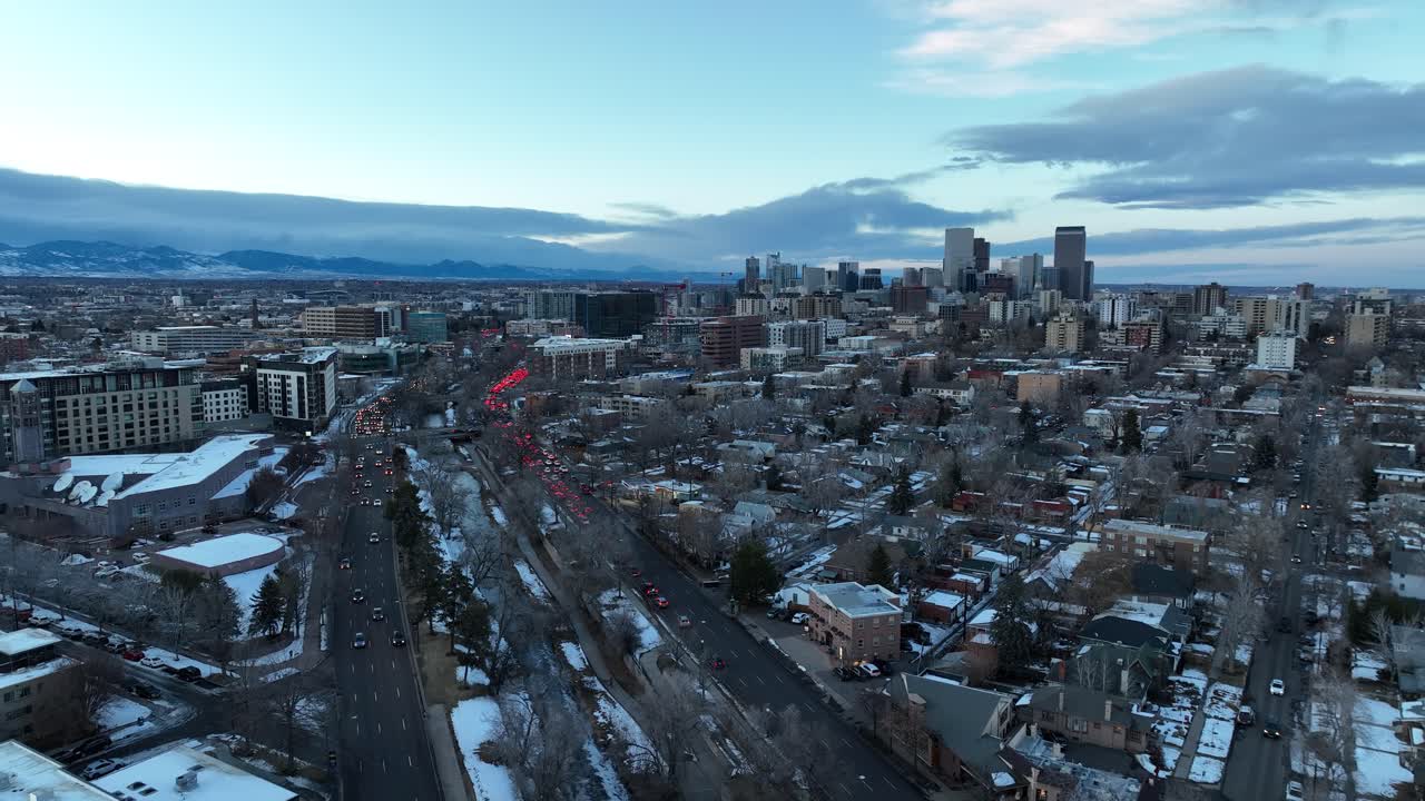 Vista aerea cinematografica del centro di Denver e delle sue strade d'inverno, Colorado