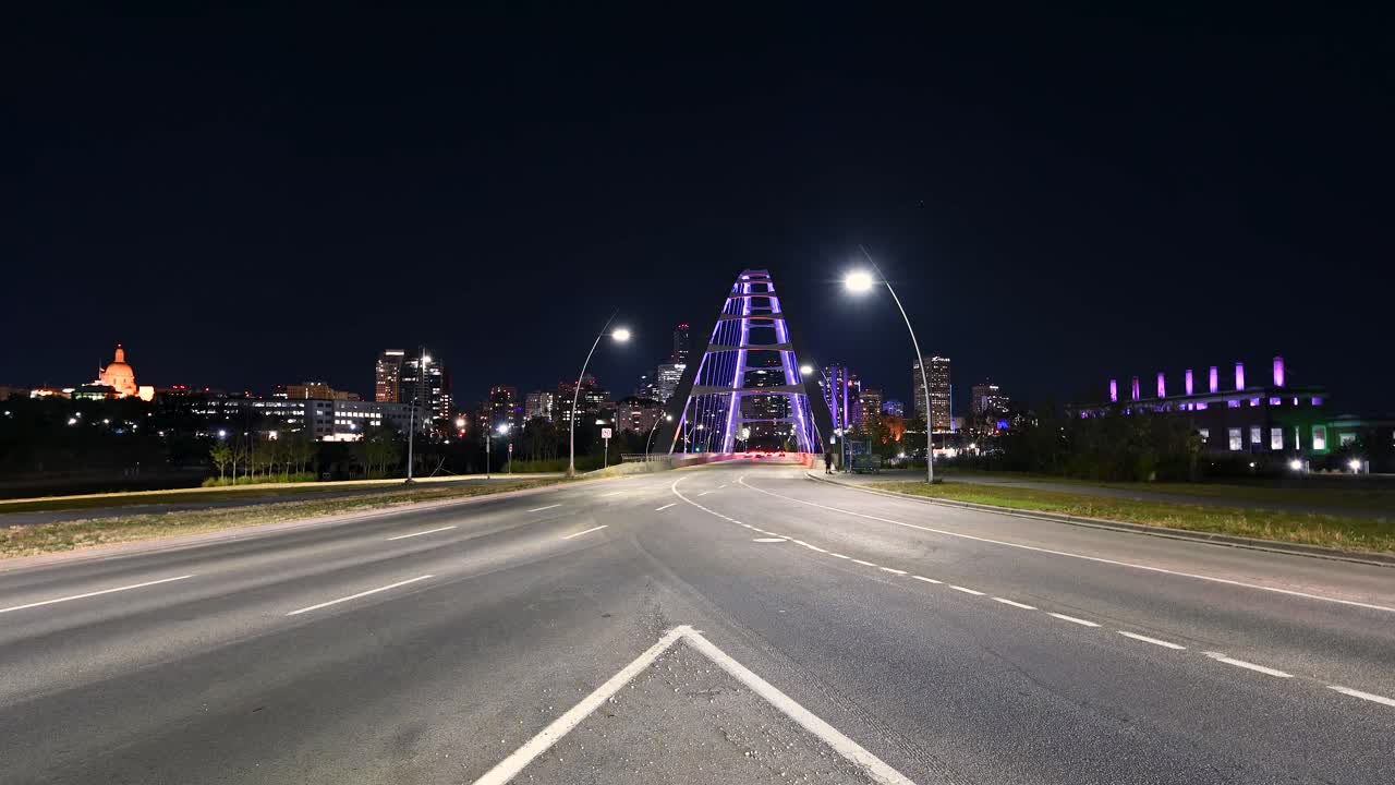 밤에 에드먼튼 시티 월터데일 다리