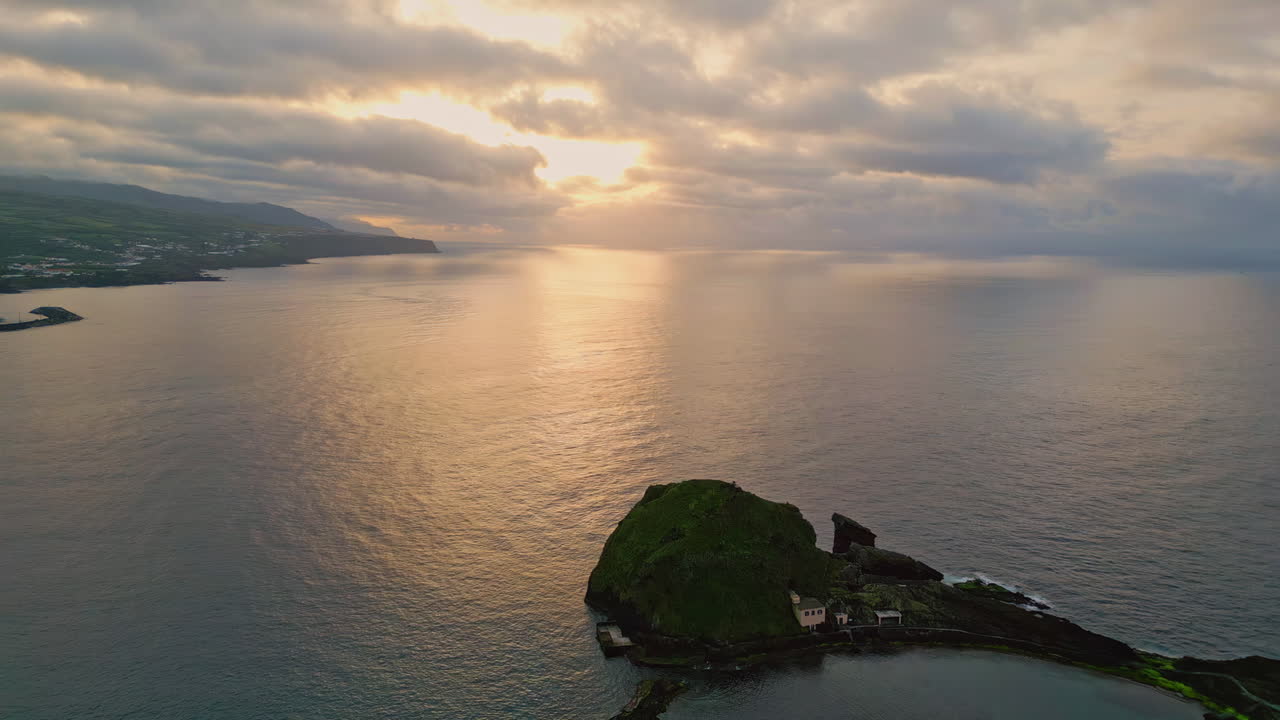 구름이 가득한 하늘에서 편안한 저녁 해변 풍경. 조용한 섬의 드론