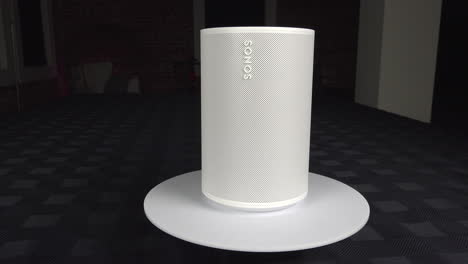 vue rapprochée de la sonos era 100 sur une table tournante