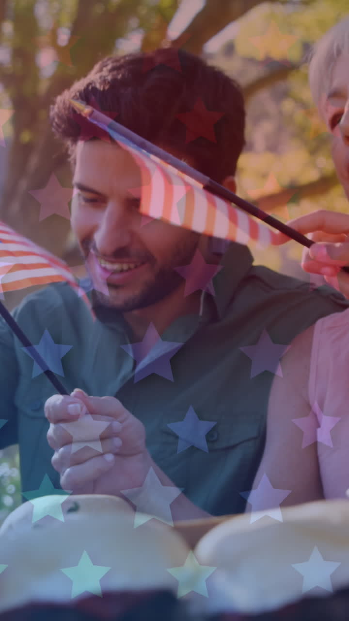 animación de estrellas sobre una familia caucásica sonriendo y agitando banderas estadounidenses