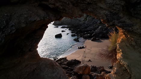 mädchen, das am wüstenstrand in portugal läuft. drohnenvorbeiflug