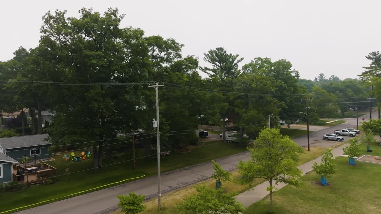 una tormenta de niebla de verano sobre un parque local