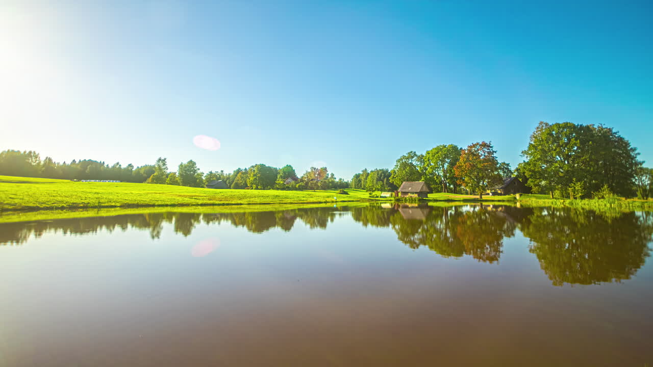 호수 의 오두막과 초록색 풍경에서 다채로운 일몰 풍경의 타임 스