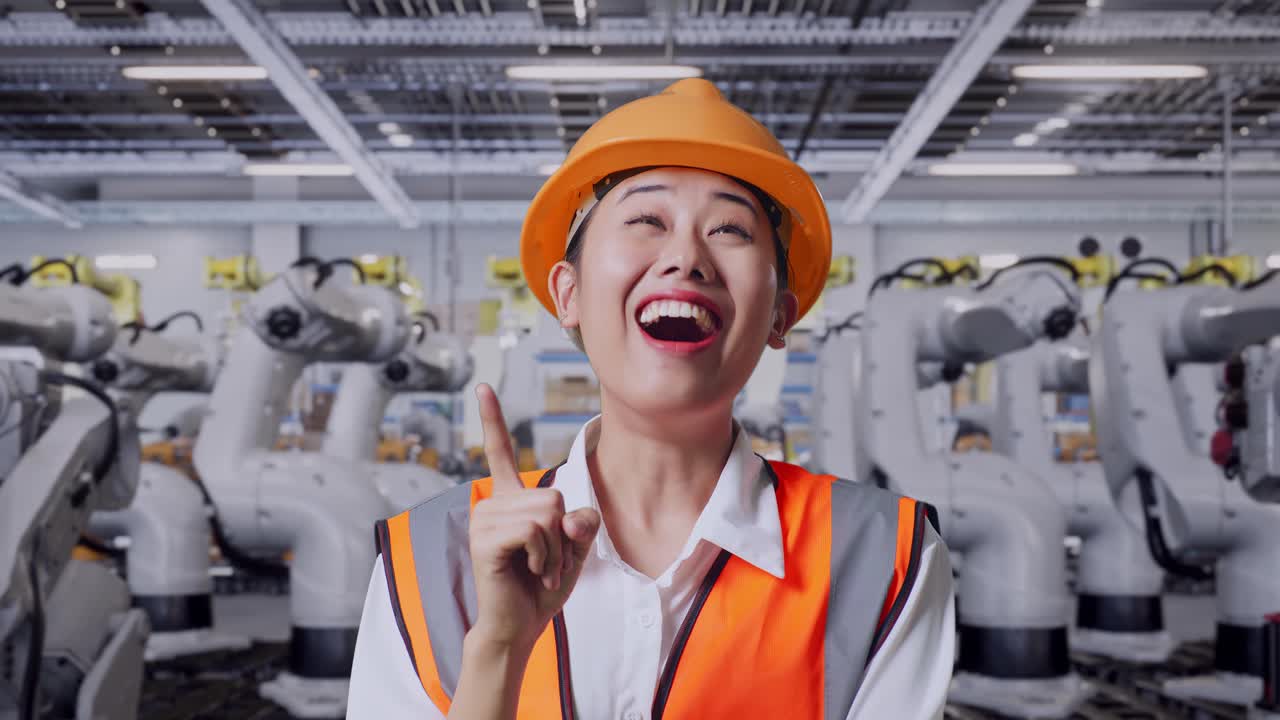 로과 함께 공장에서 여성 엔지니어