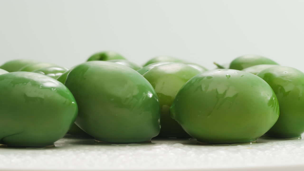 고품질의 4k 영상으로 그리스에서 배경으로 인 둥근 녹색 올리브.