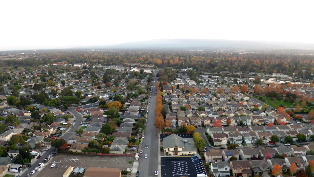 Vista aerea di un quartiere suburbano in autunno