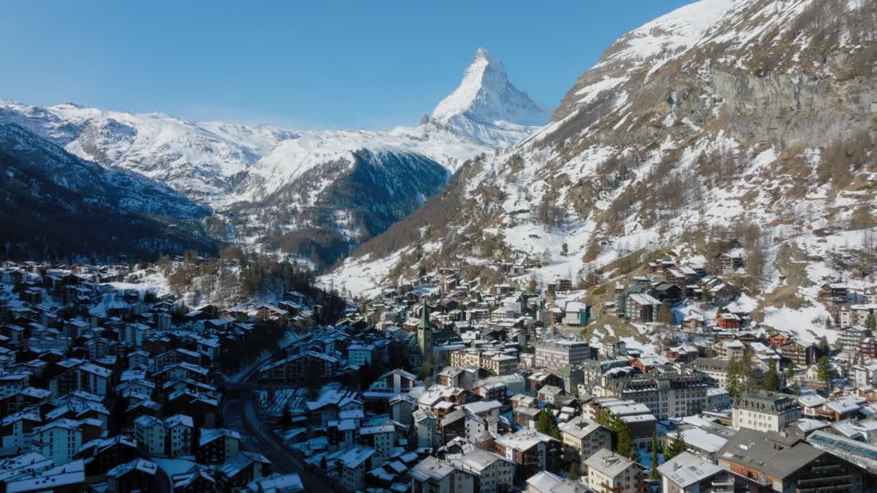vista aérea del valle de zermatt y el pico de matterhorn por la mañana