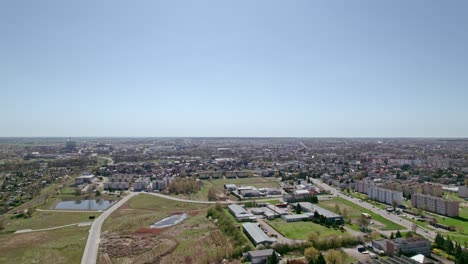 Panorama-De-La-Ciudad-De-Starogard-En-Polonia,-Tiro-Hacia-Abajo