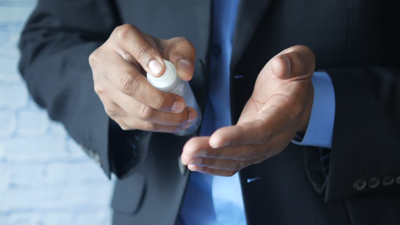 손 소독제를 적용하는 사업가