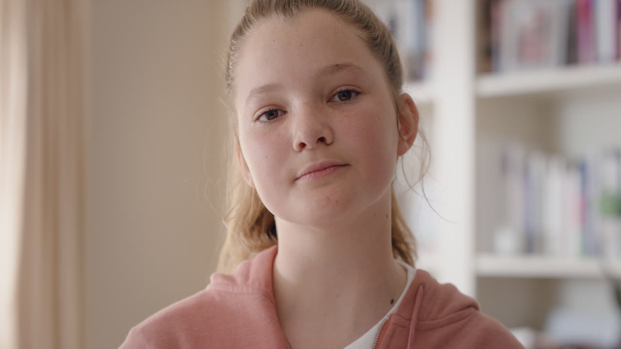 retrato de una hermosa adolescente sonriente con un aspecto confiado un joven adolescente que se siente positivo concepto de autoimagen adolescente imágenes 4k