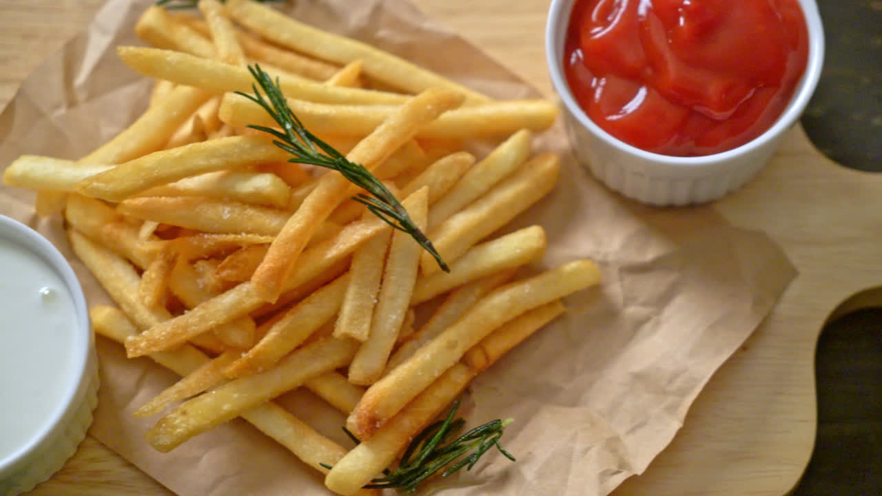 Batatas fritas ou batatas fritas com creme azedo e ketchup