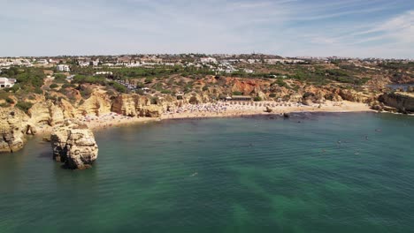 concepto de destinos populares para vacaciones en la playa vista aérea de la costa mediterránea