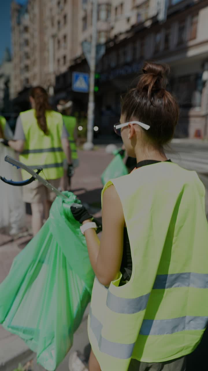 voluntarios limpiando las calles de la ciudad
