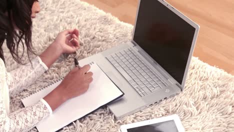 mujer bonita usando computadora portátil en casa