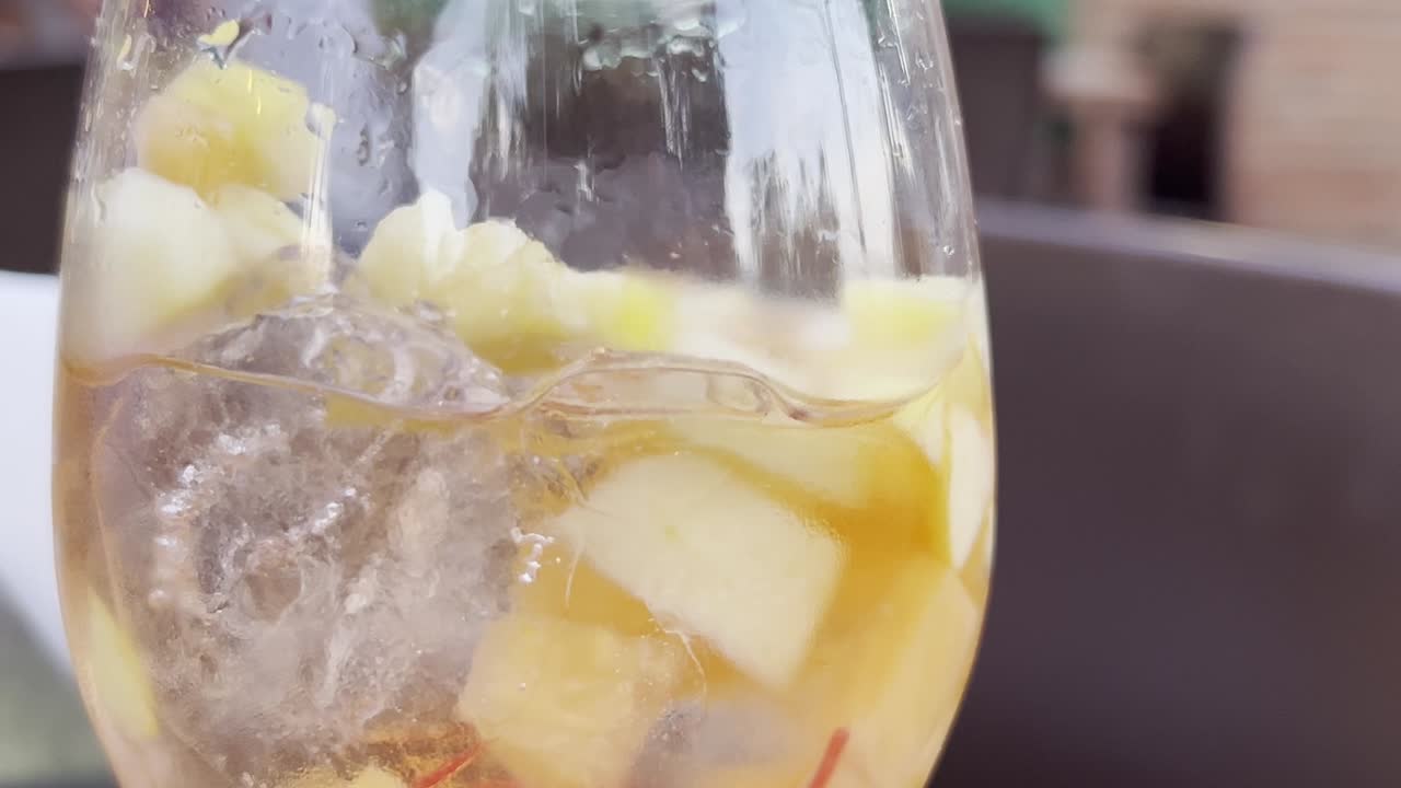 파인애플 테일과 얼음, 손에 들고 있는 유리의 근접 촬영