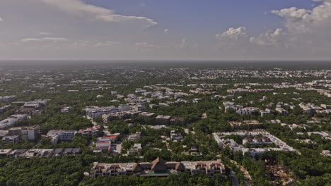 Tulum-México-Vista-Aérea-V14-Panorámica-Vistas-Aéreas-De-Drones-Sobrevuelos-De-Lujo-Que-Capturan-Vistas-De-La-Veleta-Y-El-Centro-De-La-Ciudad-Con-Nubes-Tropicales-En-El-Cielo---Filmadas-Con-Mavic-3-Pro-Cine---Julio-De-2023