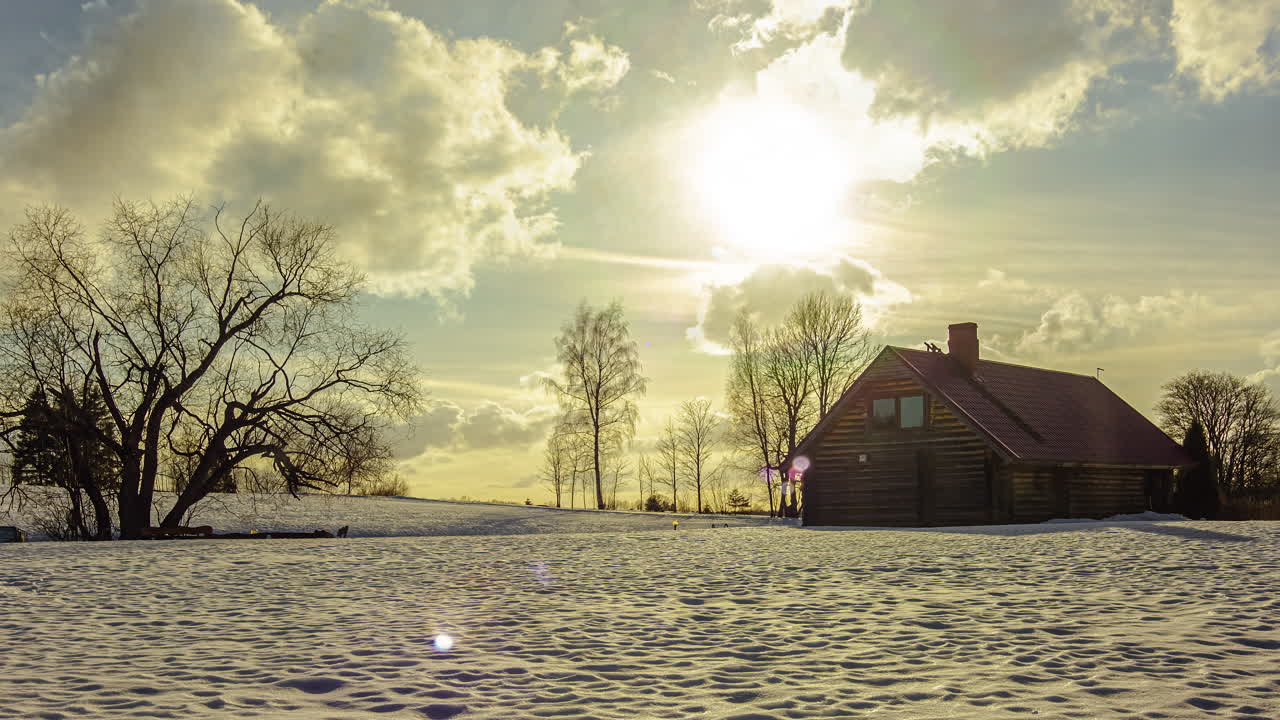 겨울에 고립 된 로지 위에 그림 같은 일몰 눈 타임  ⁇ 스