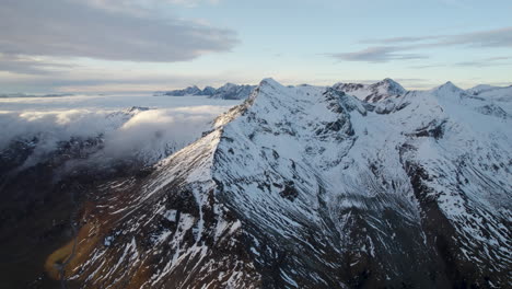 Vista-Aérea-épica-De-4k-De-Las-Montañas-Nevadas-De-Los-Alpes-Europeos-Al-Atardecer