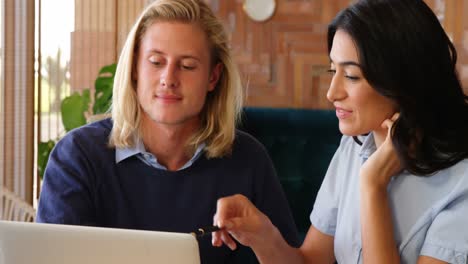 Frau-Und-Mann-Interagieren-Miteinander,-Während-Sie-Einen-Laptop-Benutzen