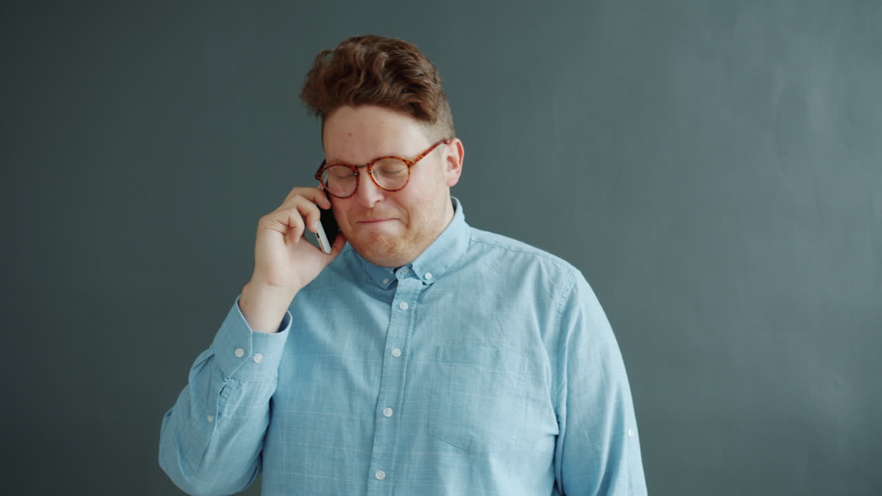 전화로 얘기하는 남자