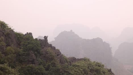 Capas-Brumosas-De-Montañas-En-La-Región-Montañosa-De-Ninh-Ninh-En-El-Norte-De-Vietnam.