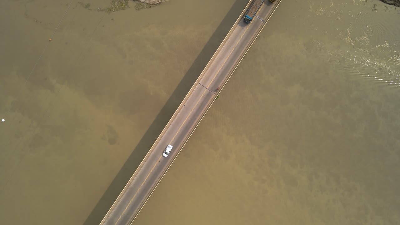 다리를 통과하는 차량의 영역 보기