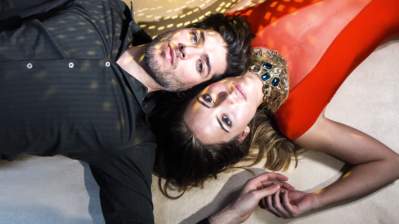 hombre y mujer en el piso 4k 01