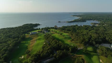 Toma-De-Drone-De-Un-Campo-De-Golf-De-Cape-Cod-Con-Vistas-Al-Agua.