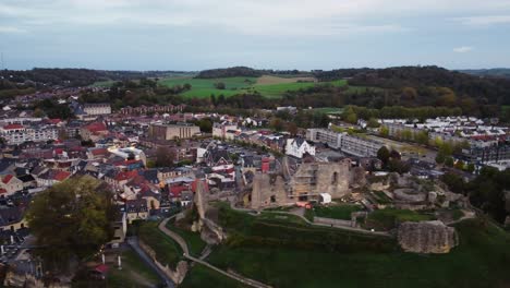 Paisaje-Urbano-De-Valkenburg-Y-Ruinas-Del-Castillo-En-Países-Bajos,-Vista-Aérea